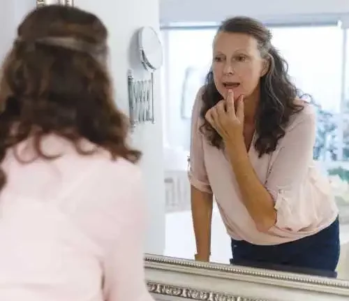 piel grasa a los 40 espejo rostro mujer