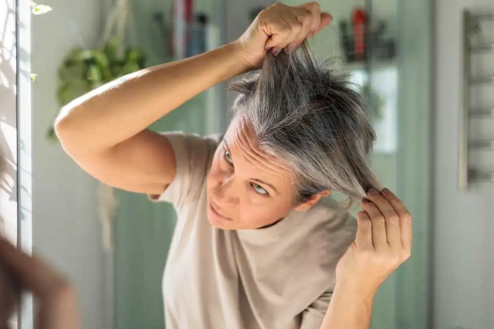 cambios cabello menopausia cuero cabelludo